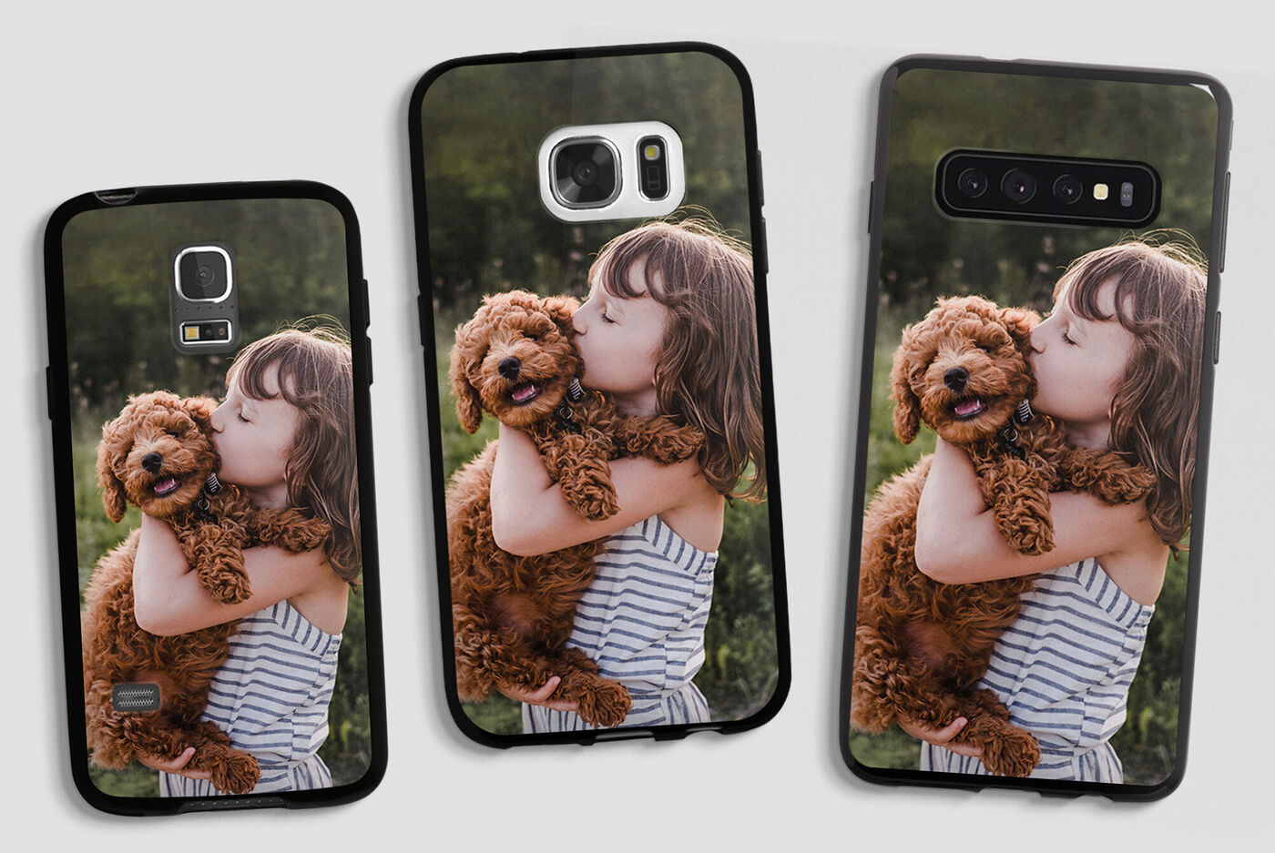 Tre custodie per smartphone con una foto di una ragazza che abbraccia un cane