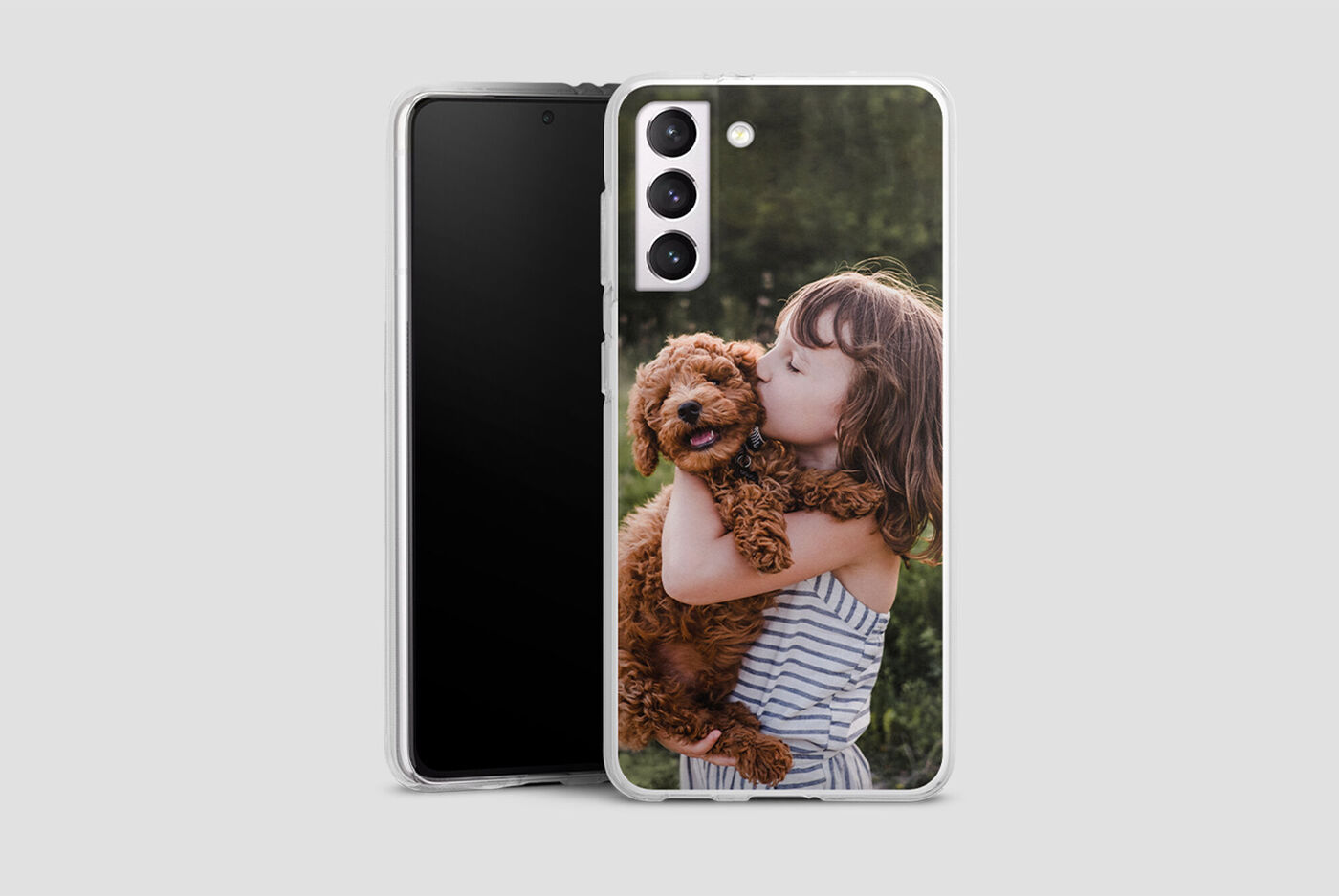 Una ragazza tiene un cane marrone tra le braccia e sorride felice.