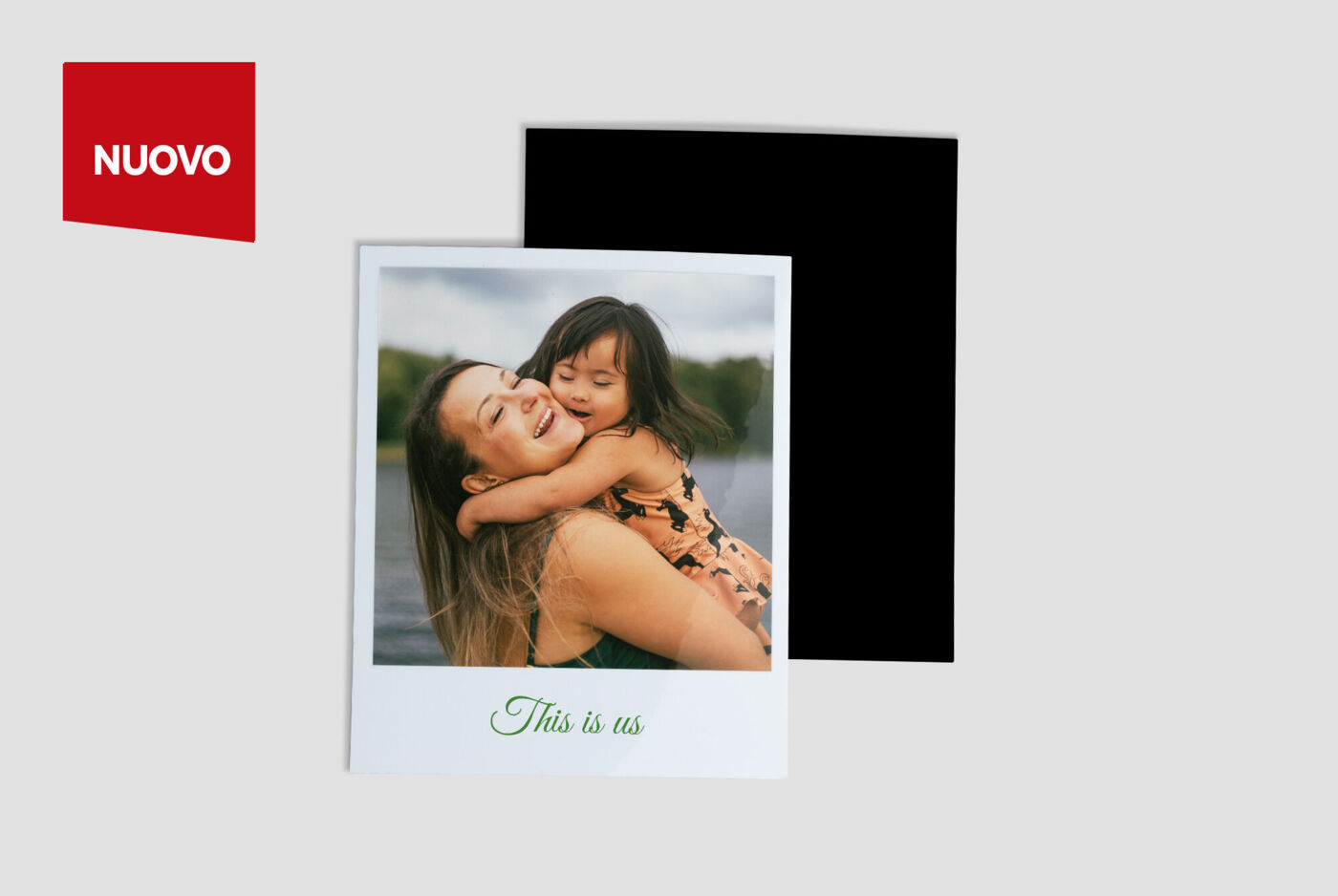 Una cartolina affettuosa con il testo 'This is us' e un'immagine di una madre che abbraccia il suo bambino.