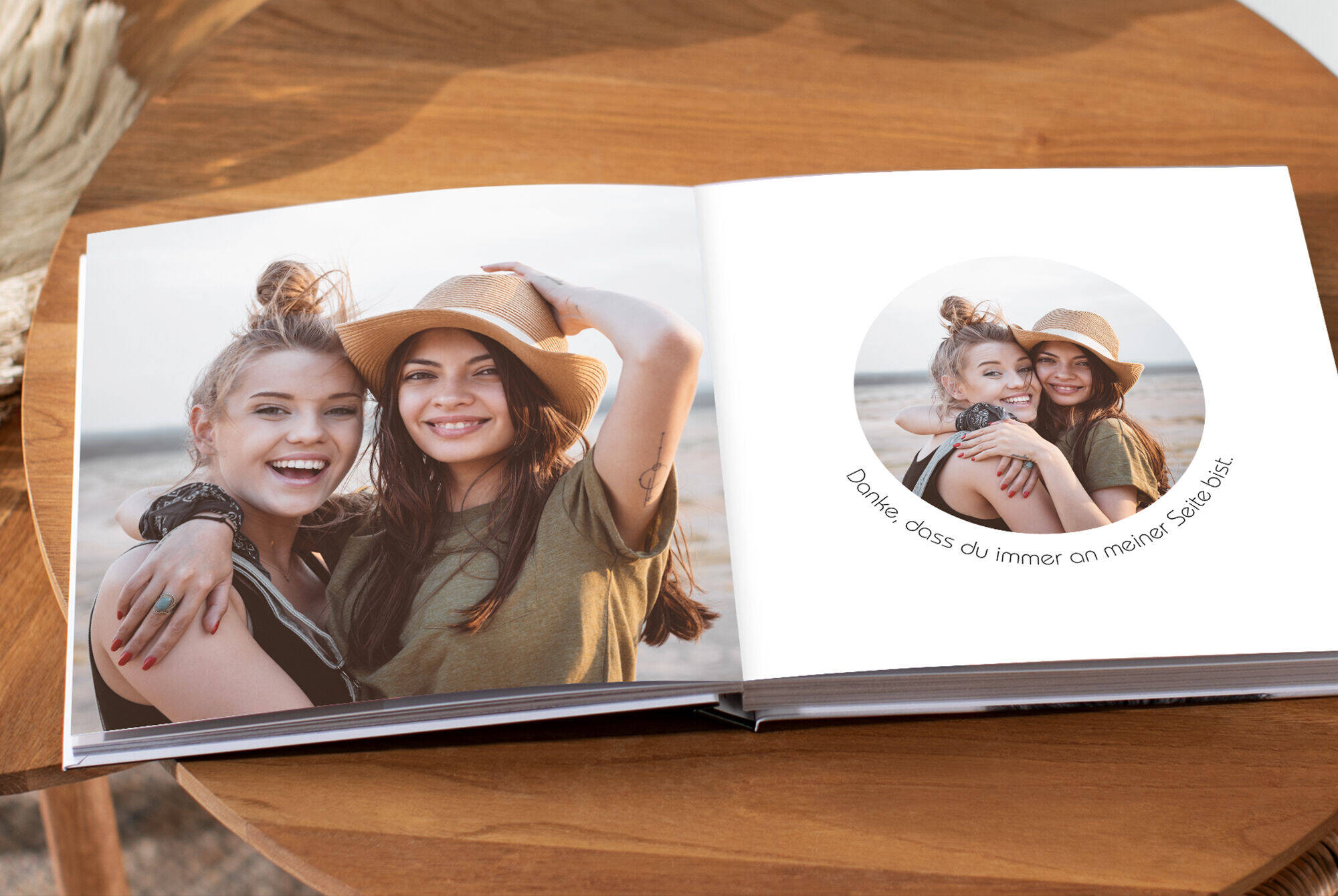 Due donne godono di una giornata di sole sulla spiaggia con un fotolibro aperto tra di loro.