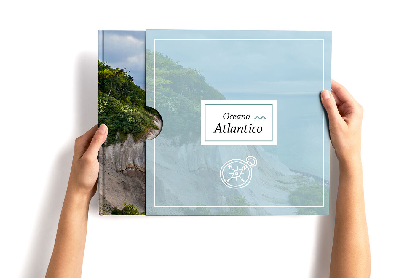 Due mani tengono un album CEWE intitolato 'Oceano Atlantico'