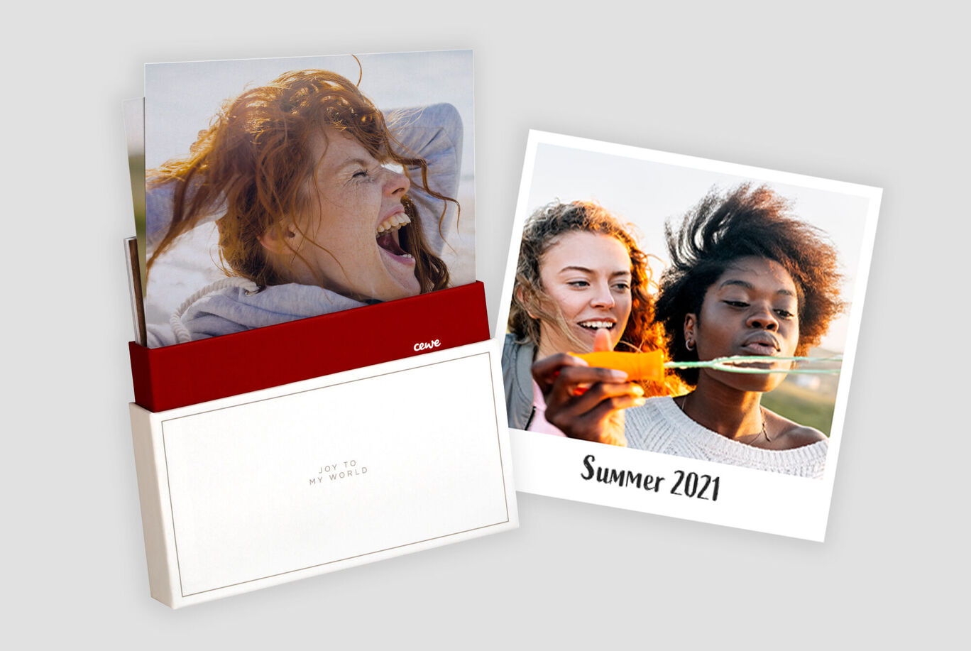 Due album fotografici su un tavolo, uno mostra il titolo 'Estate 2021'.
