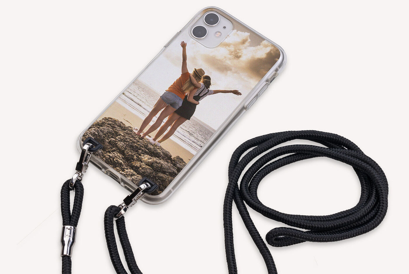 Due persone godono una giornata sulla spiaggia con uno smartphone in una custodia personalizzata.