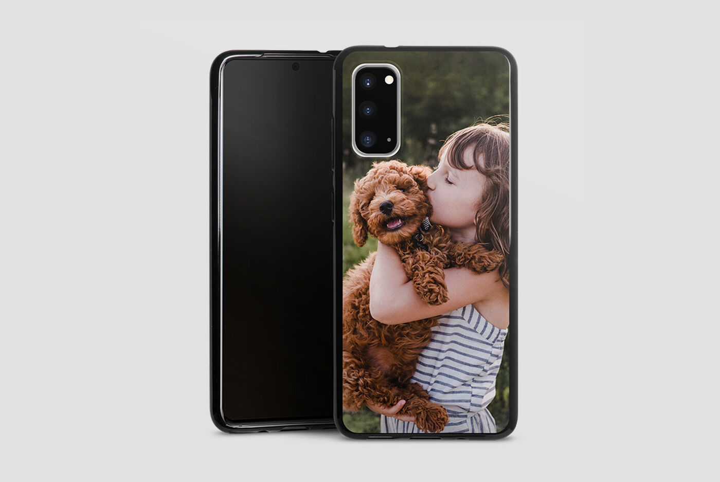 Uno smartphone con una custodia decorata con un'immagine di un cane e un bambino all'aperto.