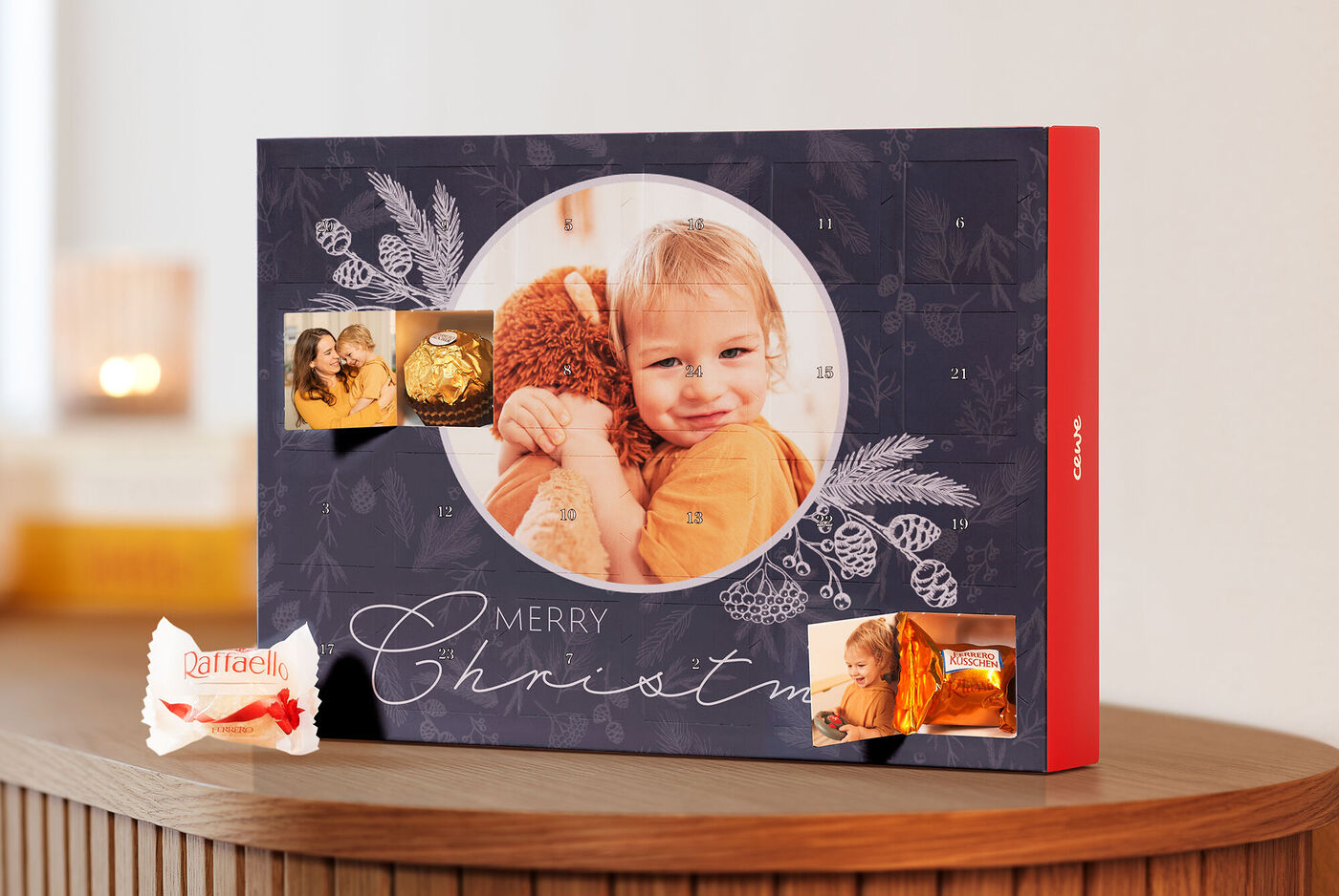 Un album fotografico natalizio con motivi e immagini festive.