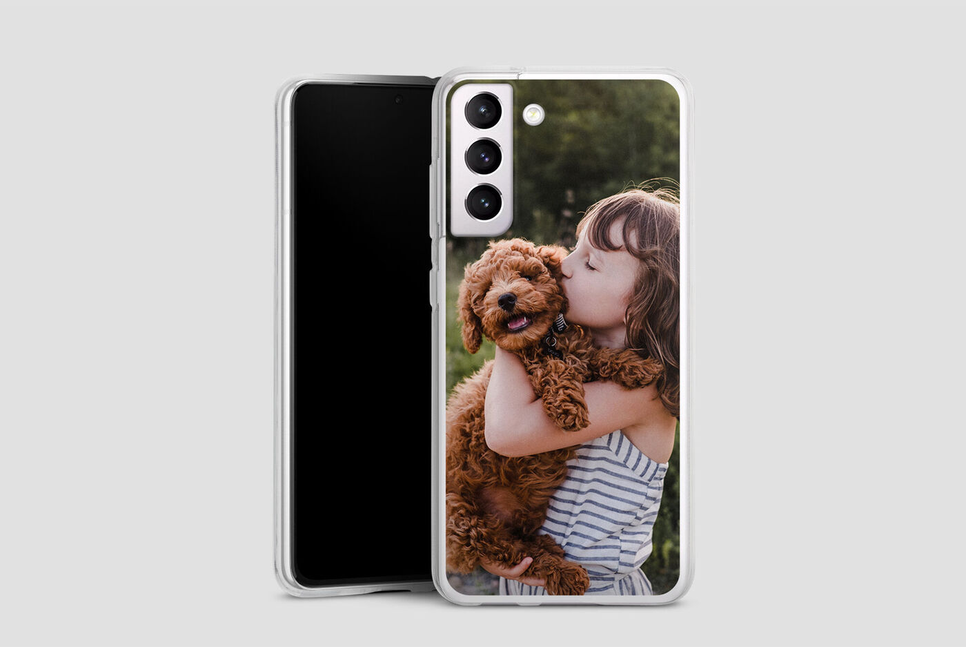 Una ragazza tiene un dolce cane in braccio e sorride felice.