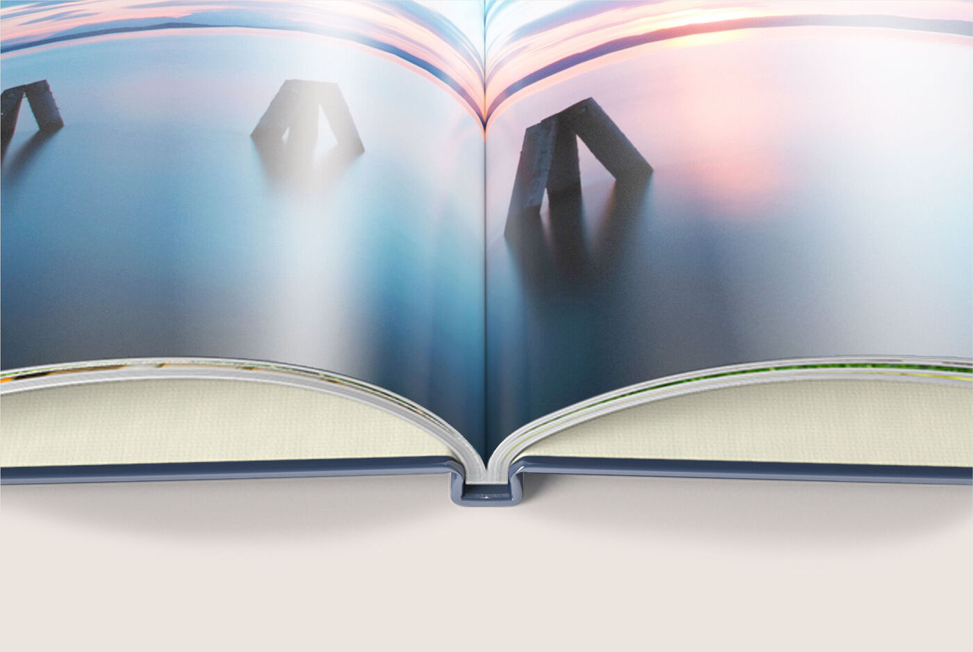 Un CEWE Fotobuch aperto con immagini di paesaggi e un marchio di sostenibilità verde.