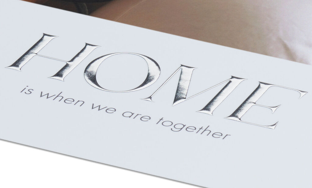 Un'immagine creativa con il testo 'HOME è quando siamo insieme' in un elegante carattere.