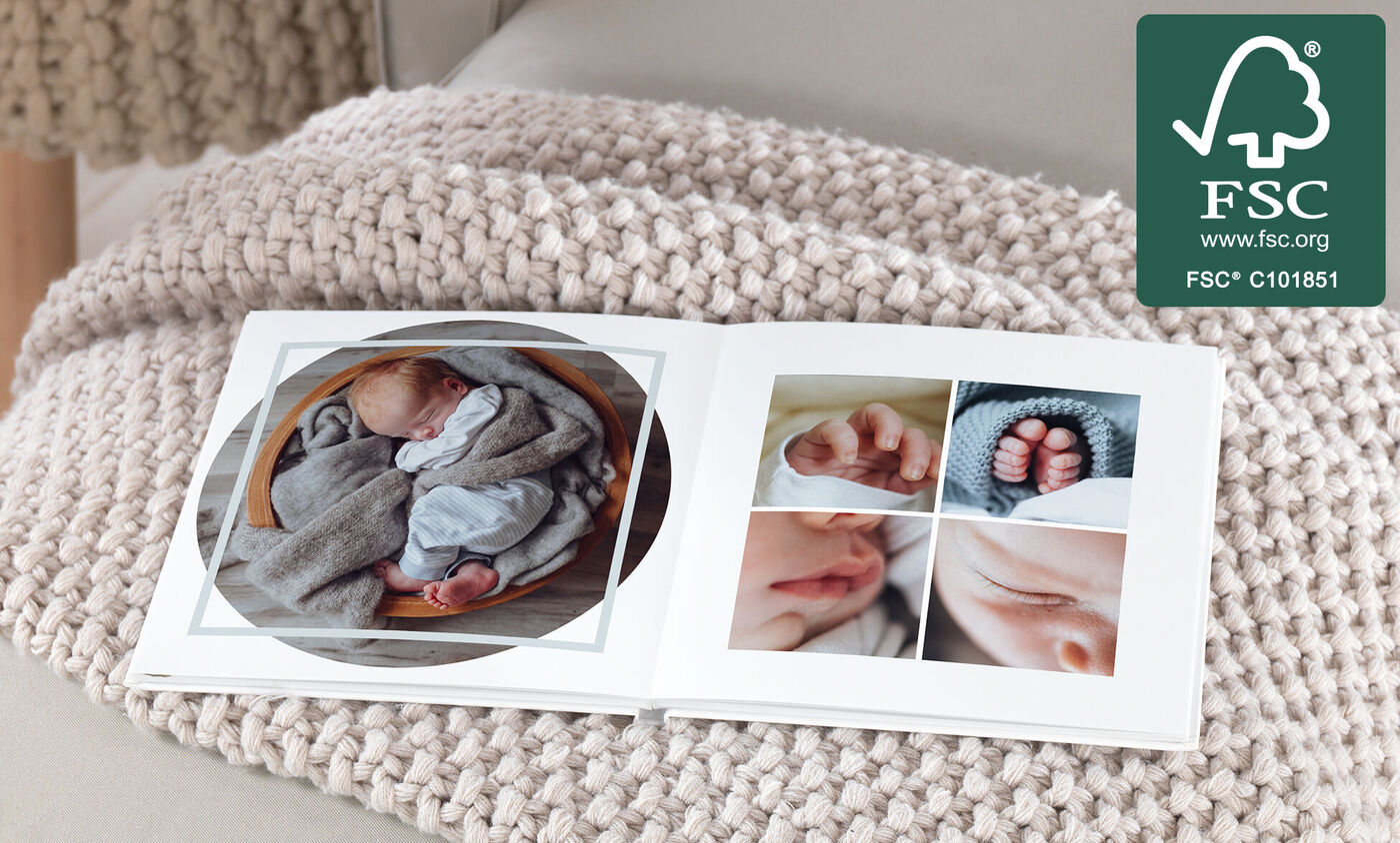Un fotolibro amorevole con foto di bebé su una coperta morbida, CEWE Fotolibro.