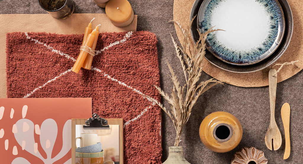Tavolo splendido con decorazioni e accessori, inclusi candele e stoviglie.