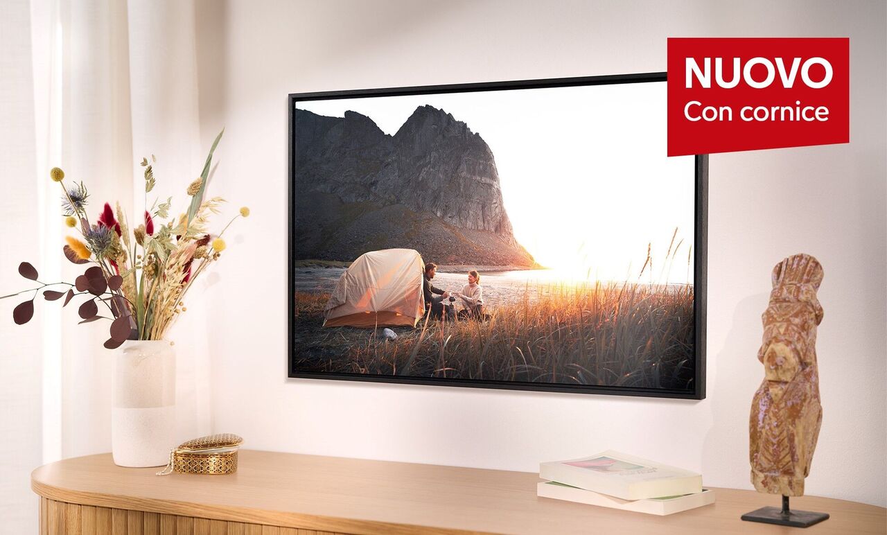 Un bellissimo quadro con una tenda immersa nella natura e una coppia che ammira il tramonto, circondati da elementi decorativi.