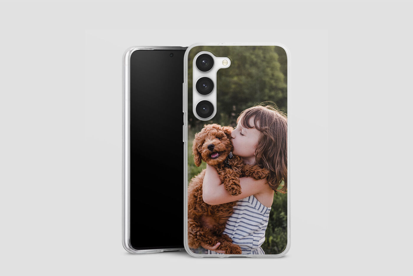 Una persona felice con un cane su una cover per cellulare che mostra un legame affettuoso