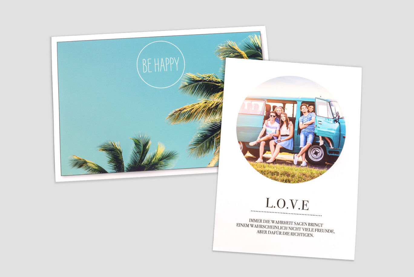 Cartolina con palme e testo 'BE HAPPY' e foto di amici davanti a un furgone blu