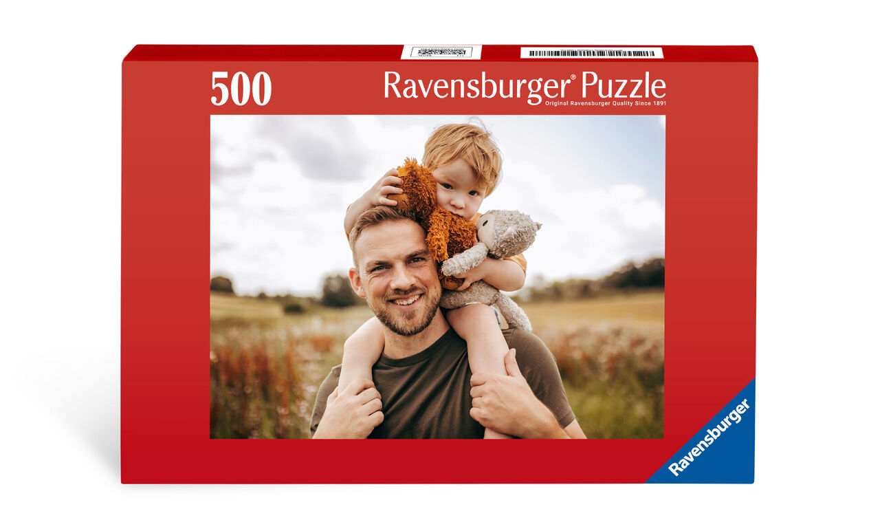 Un puzzle Ravensburger da 500 pezzi che mostra una scena meravigliosa. Un adulto porta un bambino sulle spalle, circondato dalla natura.