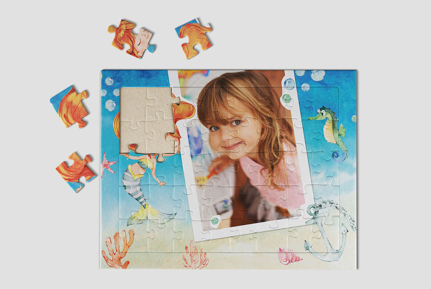 Puzzle completato con motivi marittimi e un pezzo mancante, accanto alcuni pezzi di puzzle.