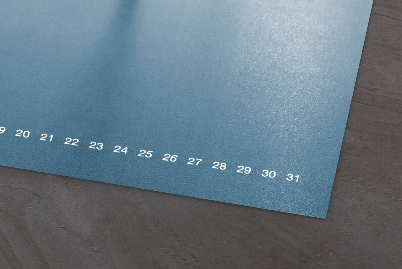 Primo piano di un bordo di calendario con date da 1 a 31 su sfondo blu