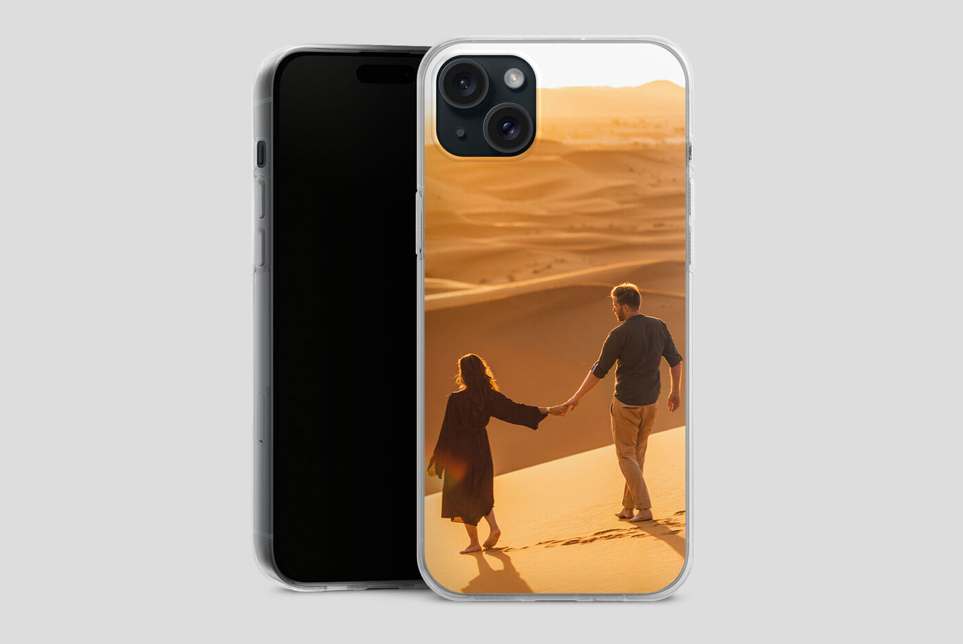 Una coppia si tiene per mano e cammina su una spiaggia al tramonto, felici e godendosi il momento.