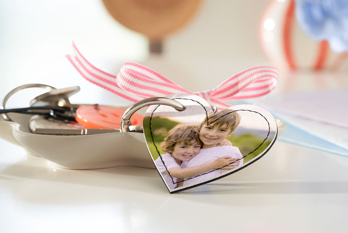 Ciondolo a forma di cuore con la foto di due bambini che si abbracciano