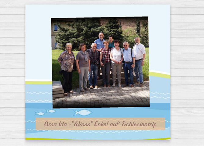 Foto di gruppo di una famiglia sorridente all'aperto, godendo di bei ricordi.