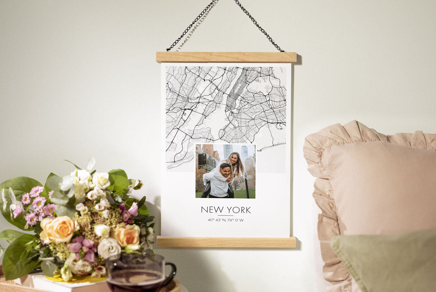 Quadro con mappa di New York e una foto di una persona.