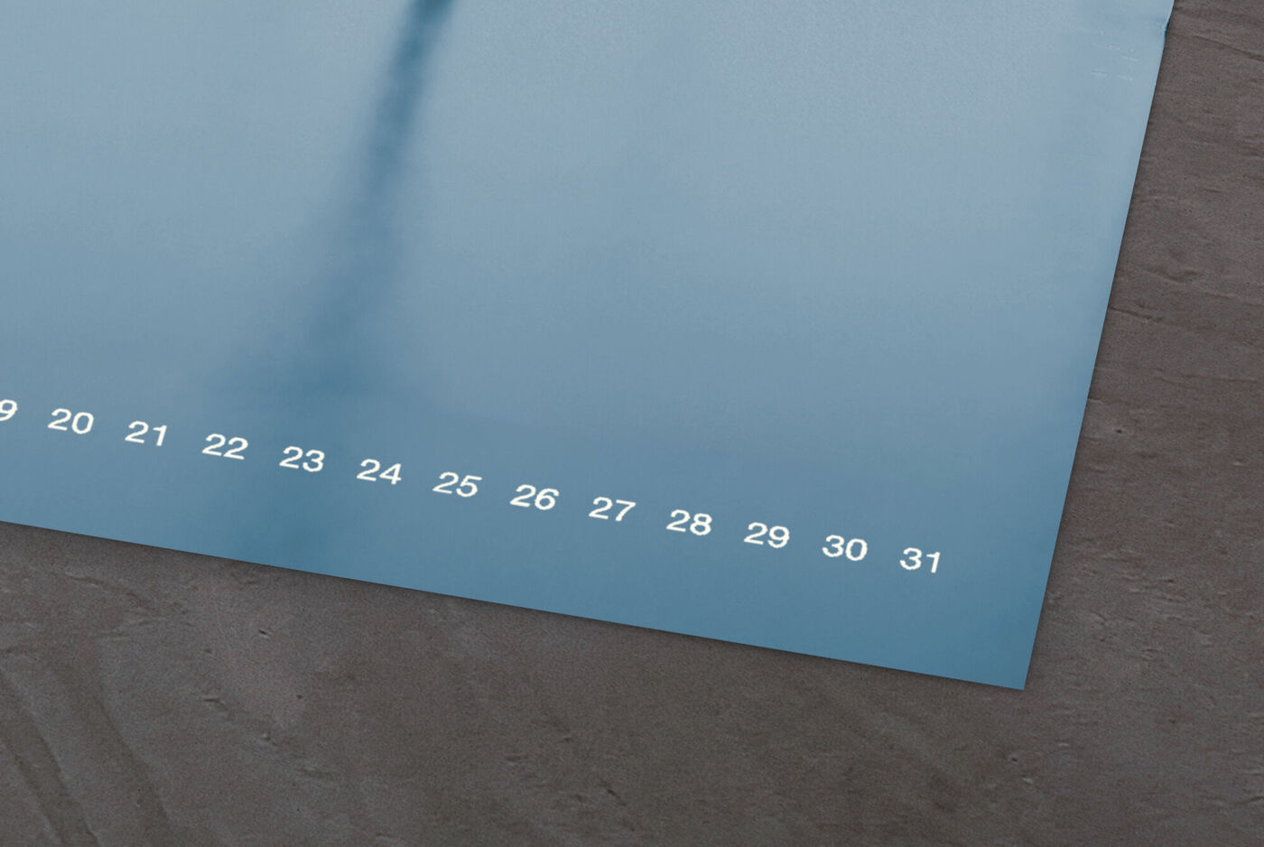 Calendario con sfondo blu e date per il mese.