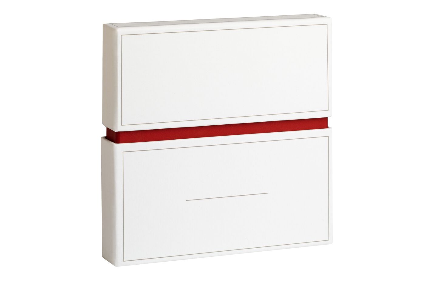 Scatola per gioielli in elegante bianco con nastro rosso.