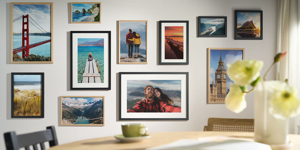 Fotoquadro appeso alla parete di un salotto