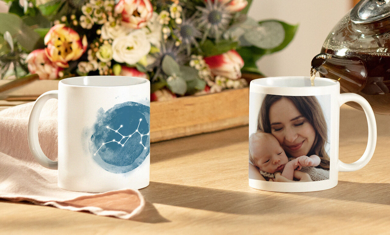 Persone che gustano una tazza con design unico, circondate da fiori.