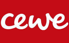 Logo CEWE su sfondo rosso, enfatizza gioia e creatività 