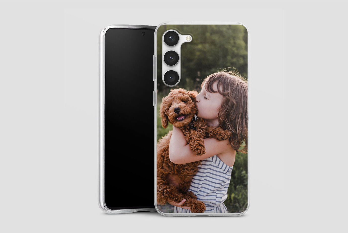 Ragazza abbraccia un piccolo cane carino su uno sfondo naturale per cellulare