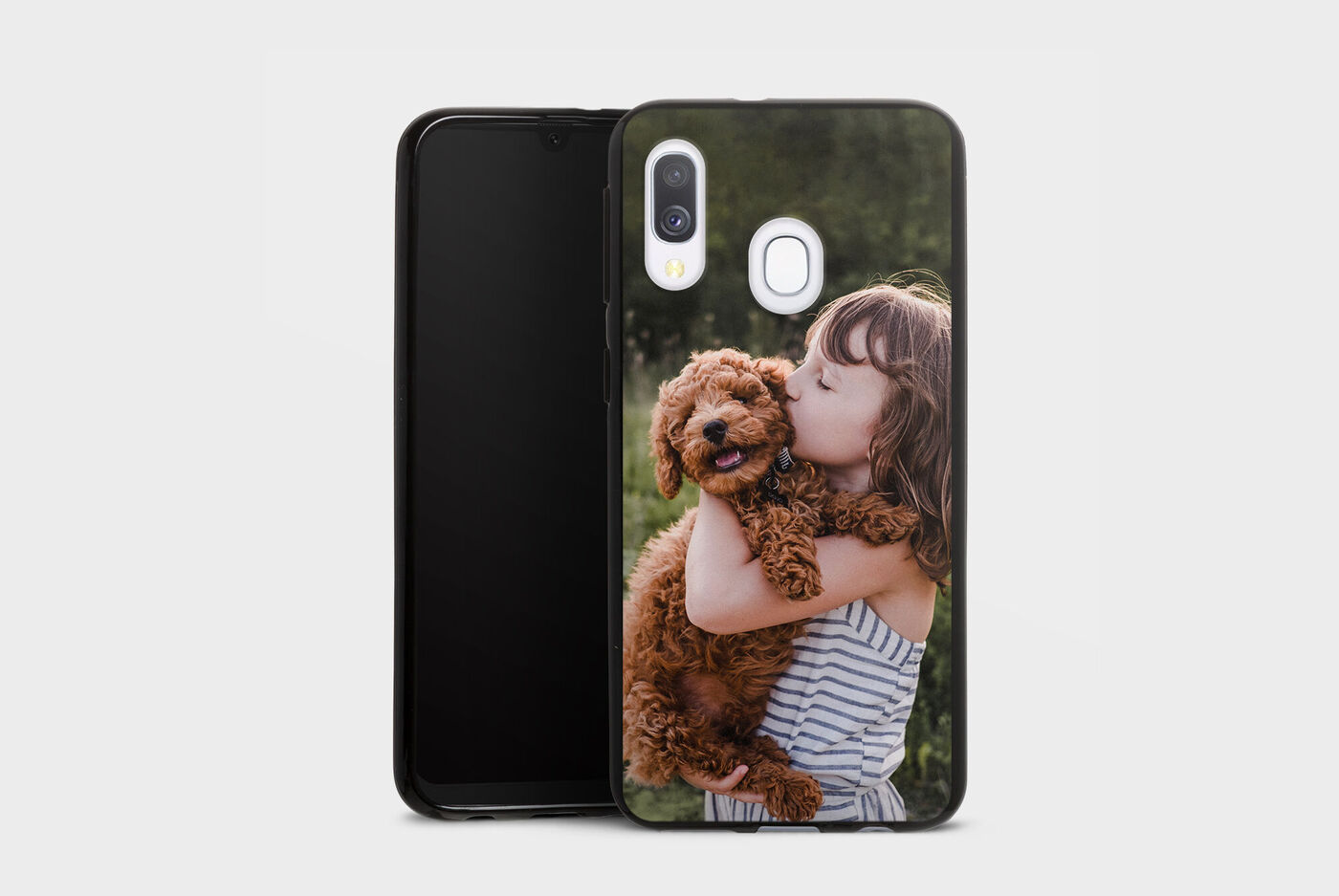 Un case per cellulare con un cane e un bambino su uno sfondo verde