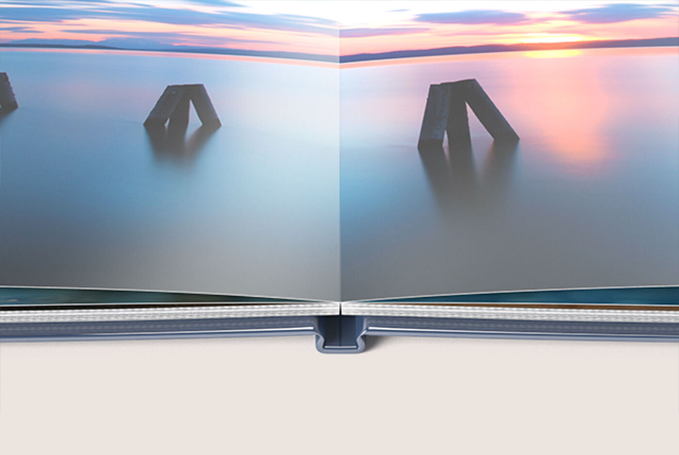 Un bellissimo FOTOLIBRO CEWE mostra un paesaggio tranquillo con un tramonto su uno specchio d'acqua.