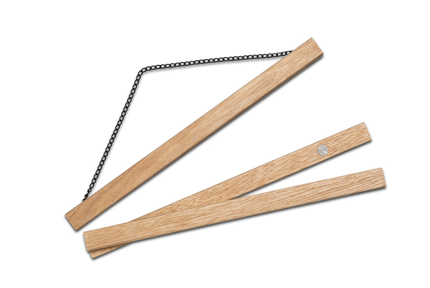 Tre listelli di legno sovrapposti con una catena che mostra un design flessibile