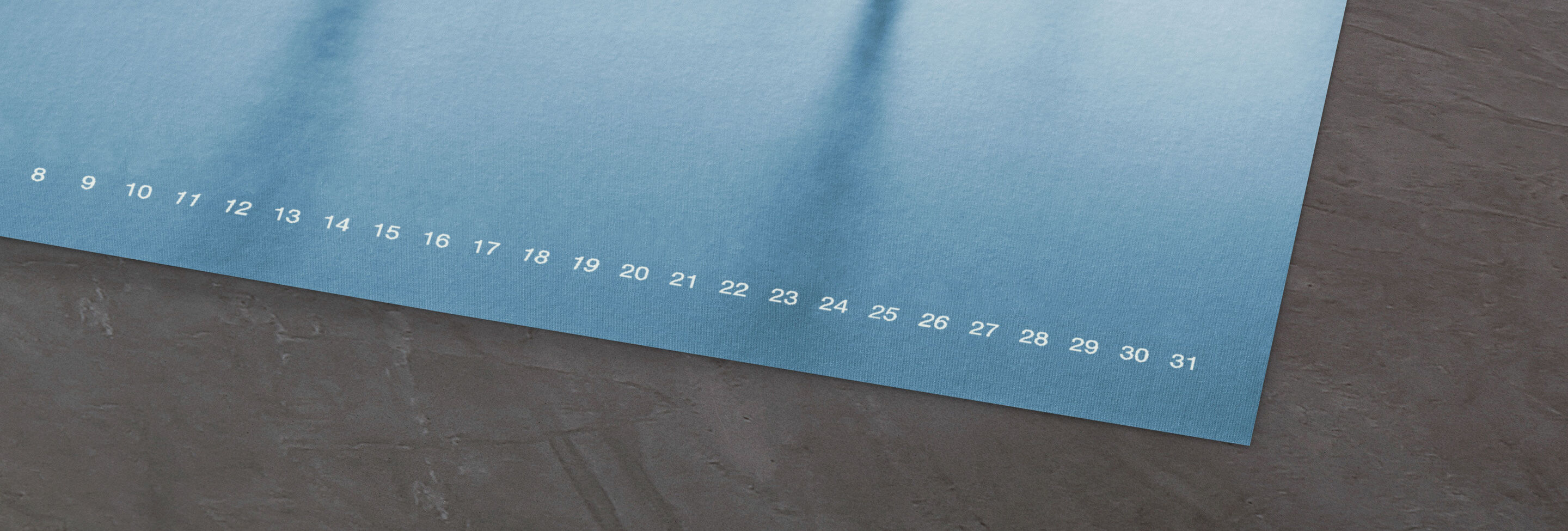 Un bordo di calendario blu chiaro con giorni dal 1 al 31.