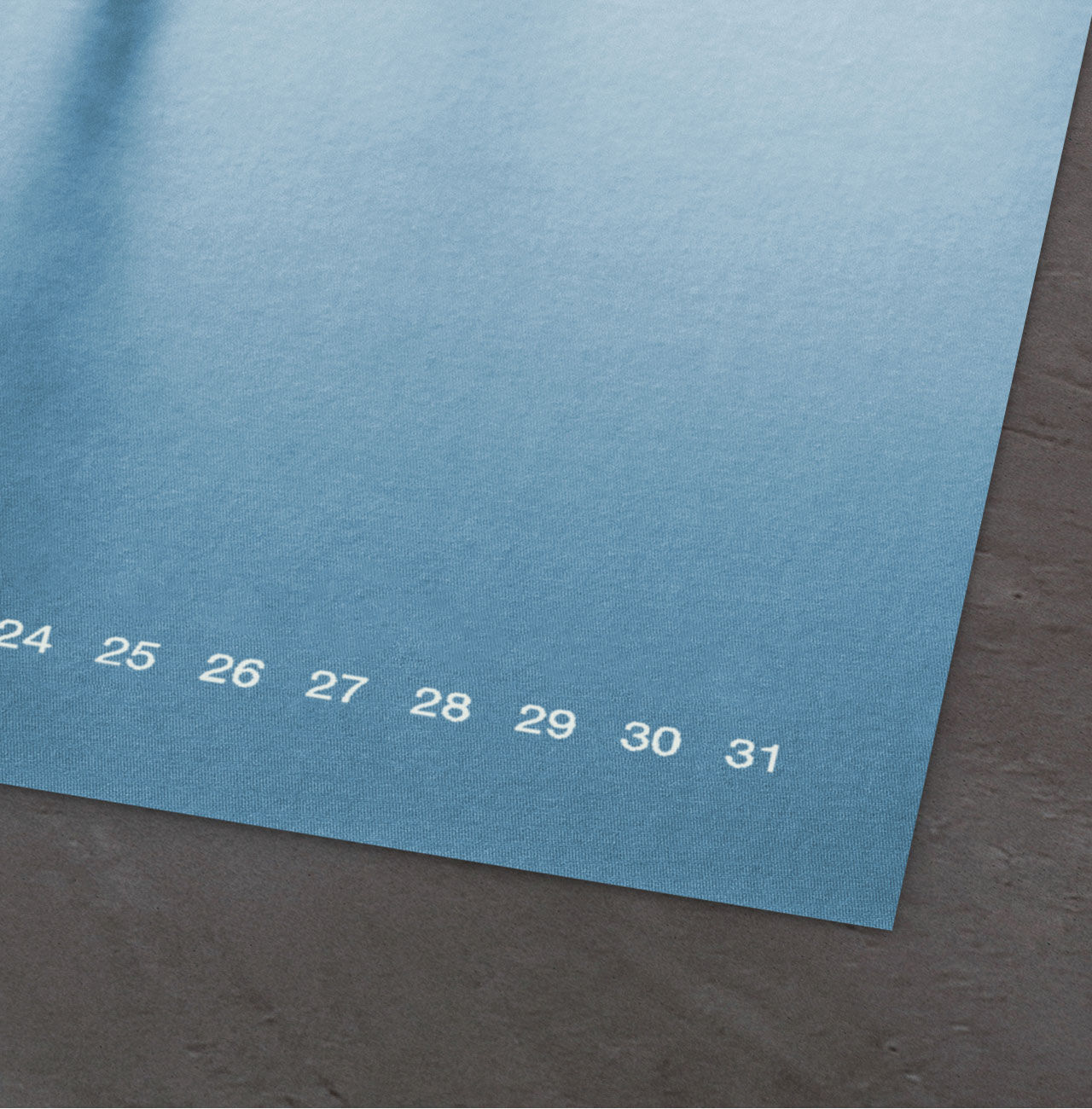 Un calendario elegante con sfondo blu e numeri bianchi.