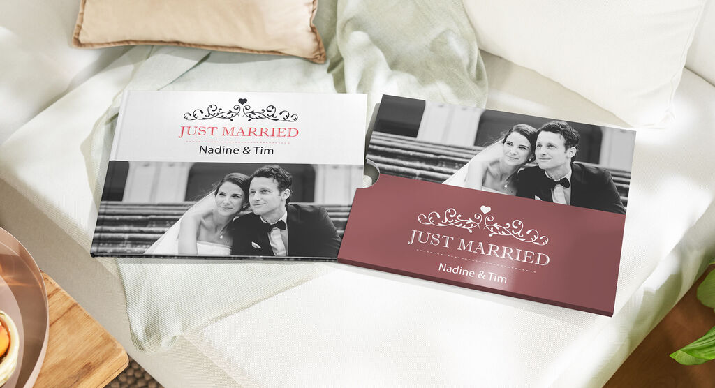Due album di nozze intitolati 'Just Married' sono su un divano.