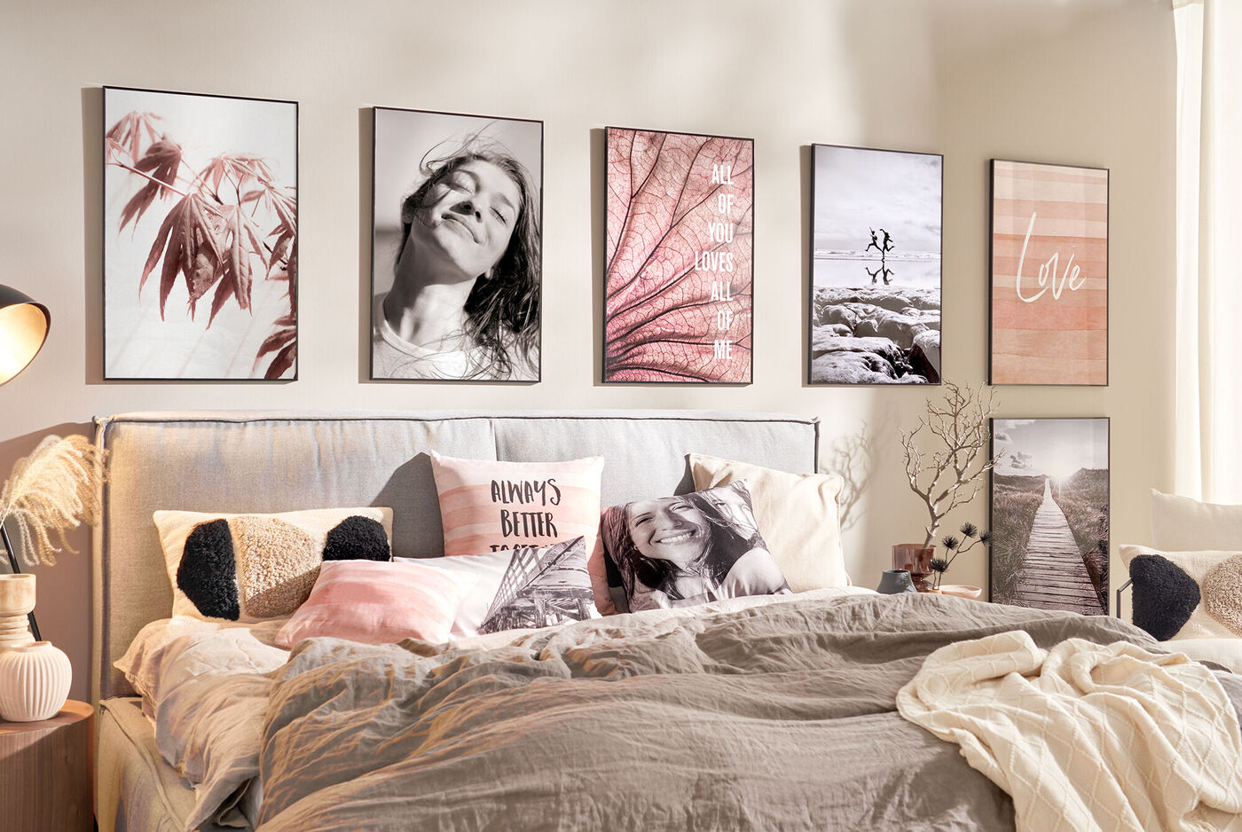 Bellissima camera da letto con quadri e cuscini ben curati.