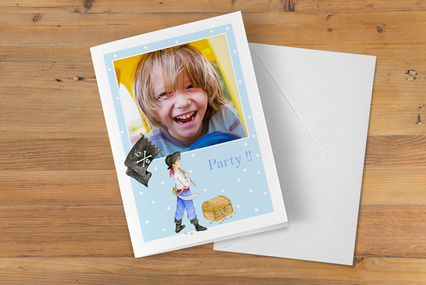 Biglietto di invito per una festa di compleanno per bambini con tema pirata.
