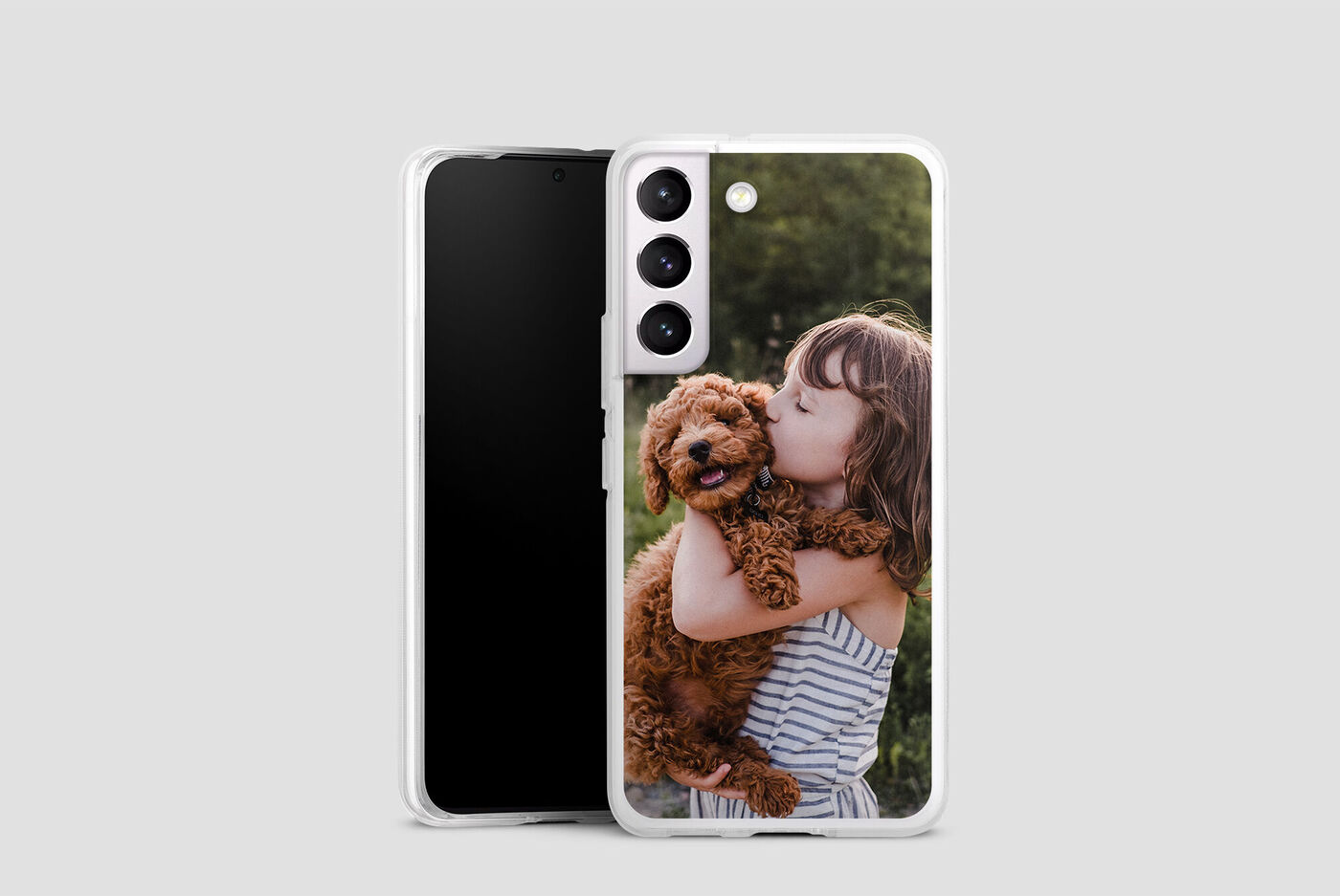 Un bambino tiene un cane in braccio.