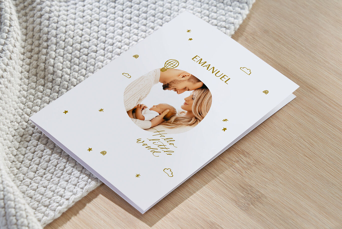 Una cartolina amorevolmente progettata con un ritaglio rotondo di una famiglia, circondata da stelle e nuvole dorate
