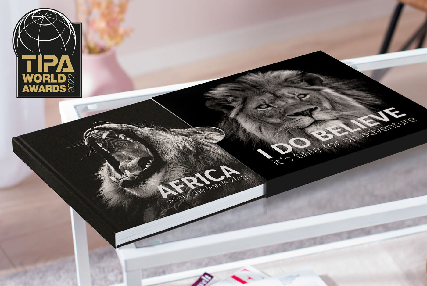 Un fotolibro aperto mostra un potente leone e il titolo "I DO BELIEVE" con sottotitolo "It's time for adventure".