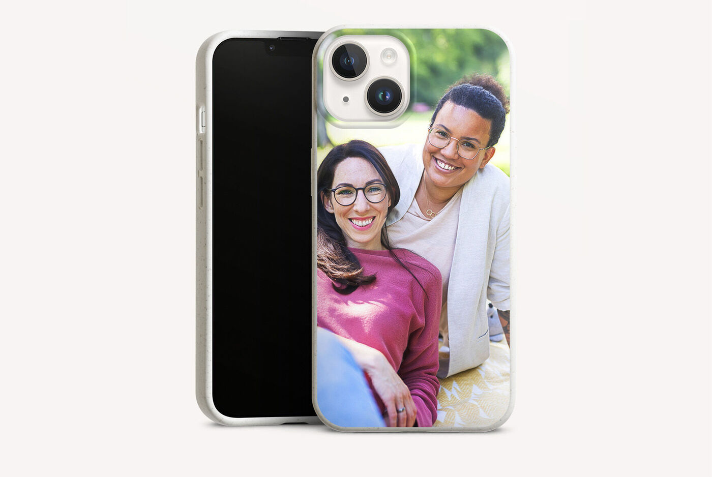 Due persone si godono un momento rilassante all'aperto con uno smartphone.