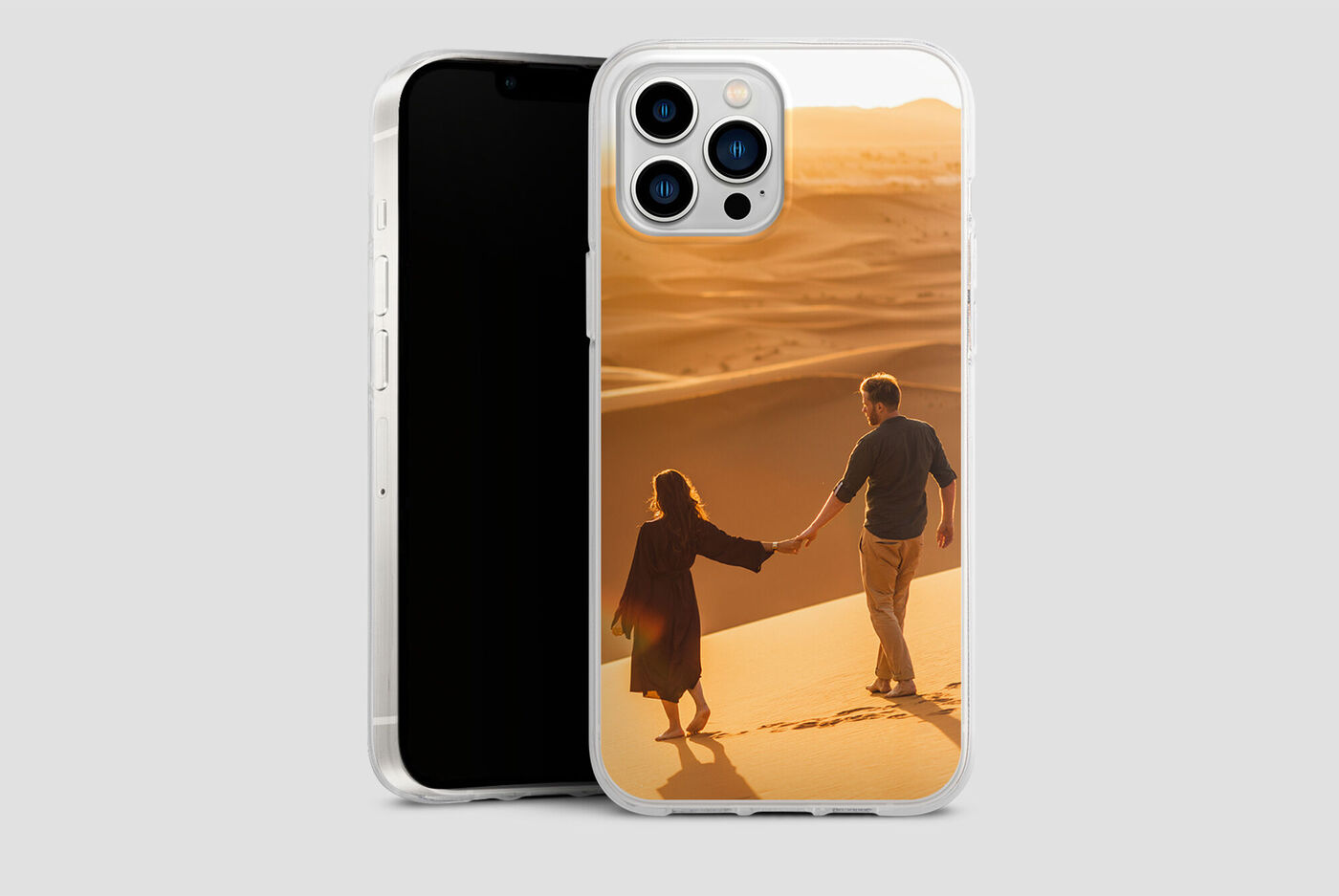 Una coppia si tiene per mano e passeggia nel deserto al tramonto, felicità e amore sui loro volti.