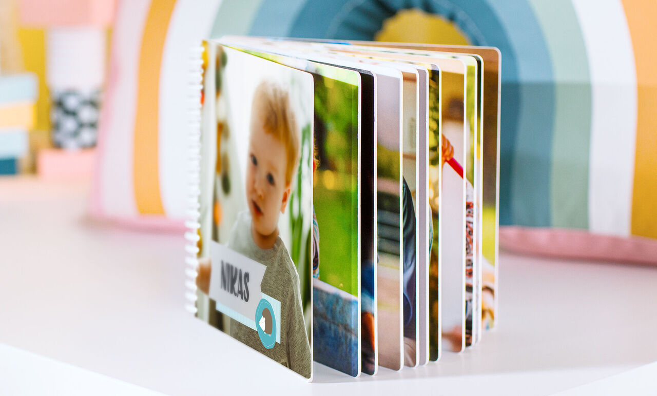 CEWE FOTOLIBRO con pagine colorate e motivi infantili.
