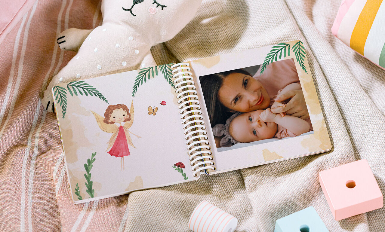 Pagine aperte di un fotolibro per bambini personalizzato con le foto di famiglia