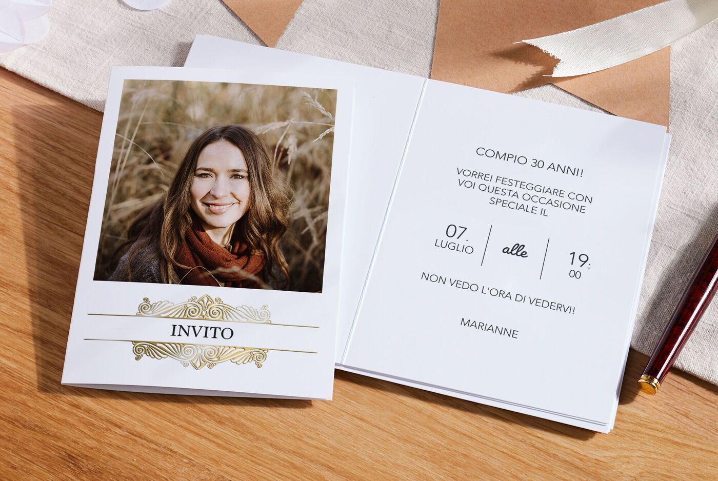 Elegante biglietto d'invito per un 30° compleanno, con design accattivante e spazio per messaggi personali. Scritto 'INVITO'.