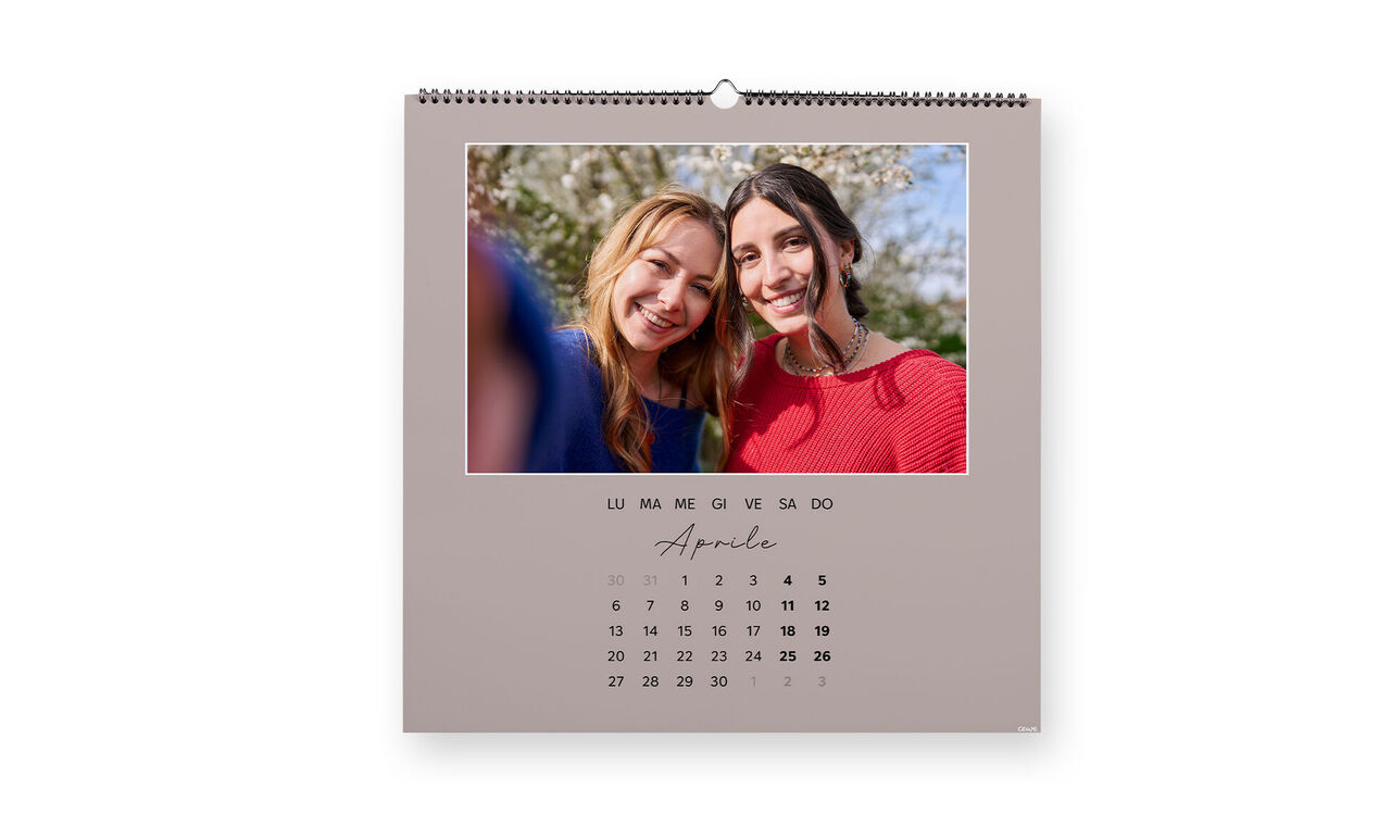 Dettaglio della spirale di un calendario da parete quadrato con foto