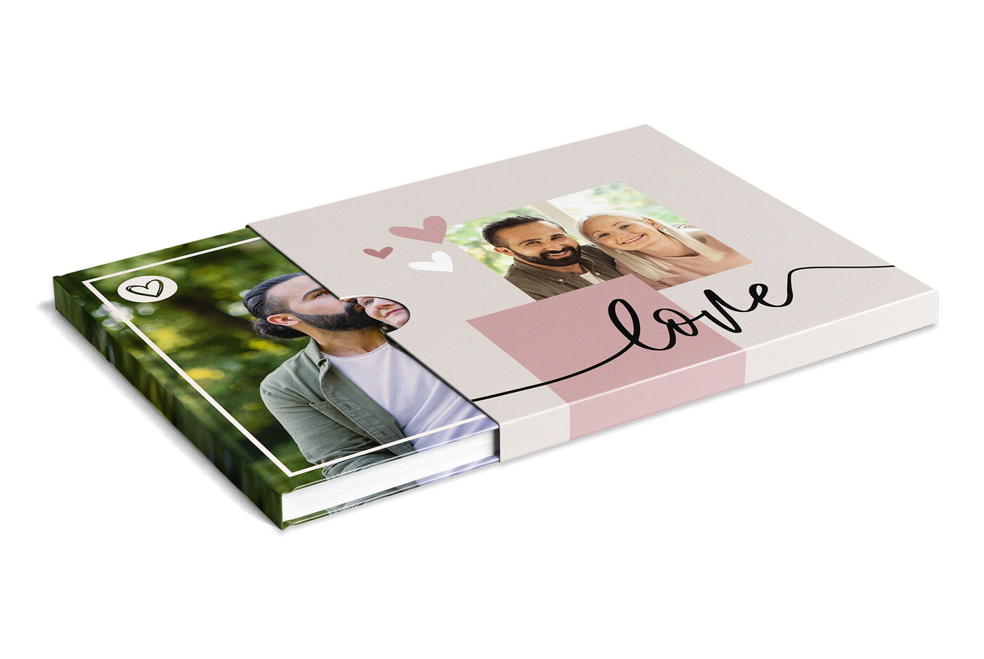 Un CEWE FOTOLIBRO decorato con cuori e una foto personale degli innamorati.