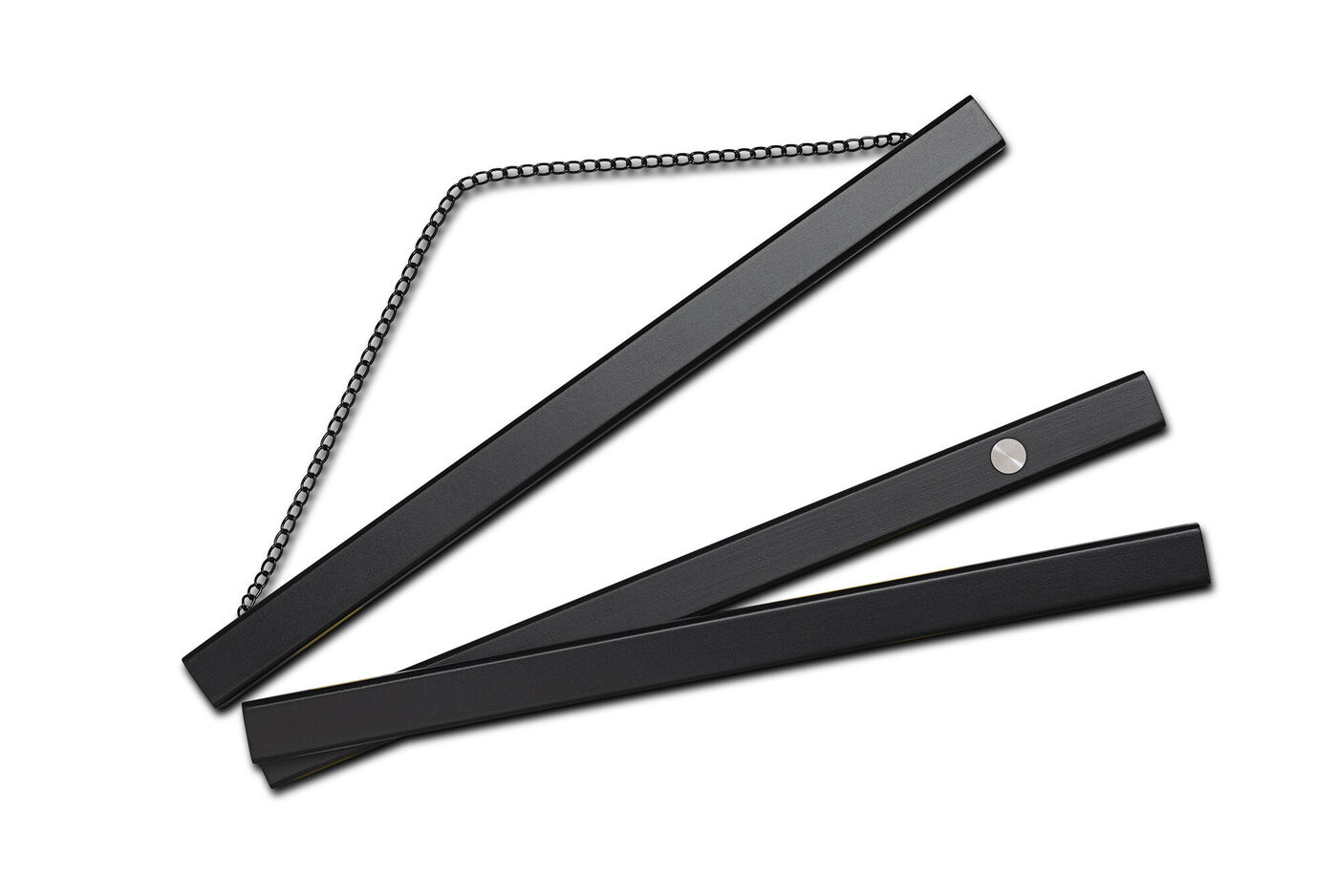 Tre tavole di legno nere di diverse lunghezze collegate da una catena per idee creative.